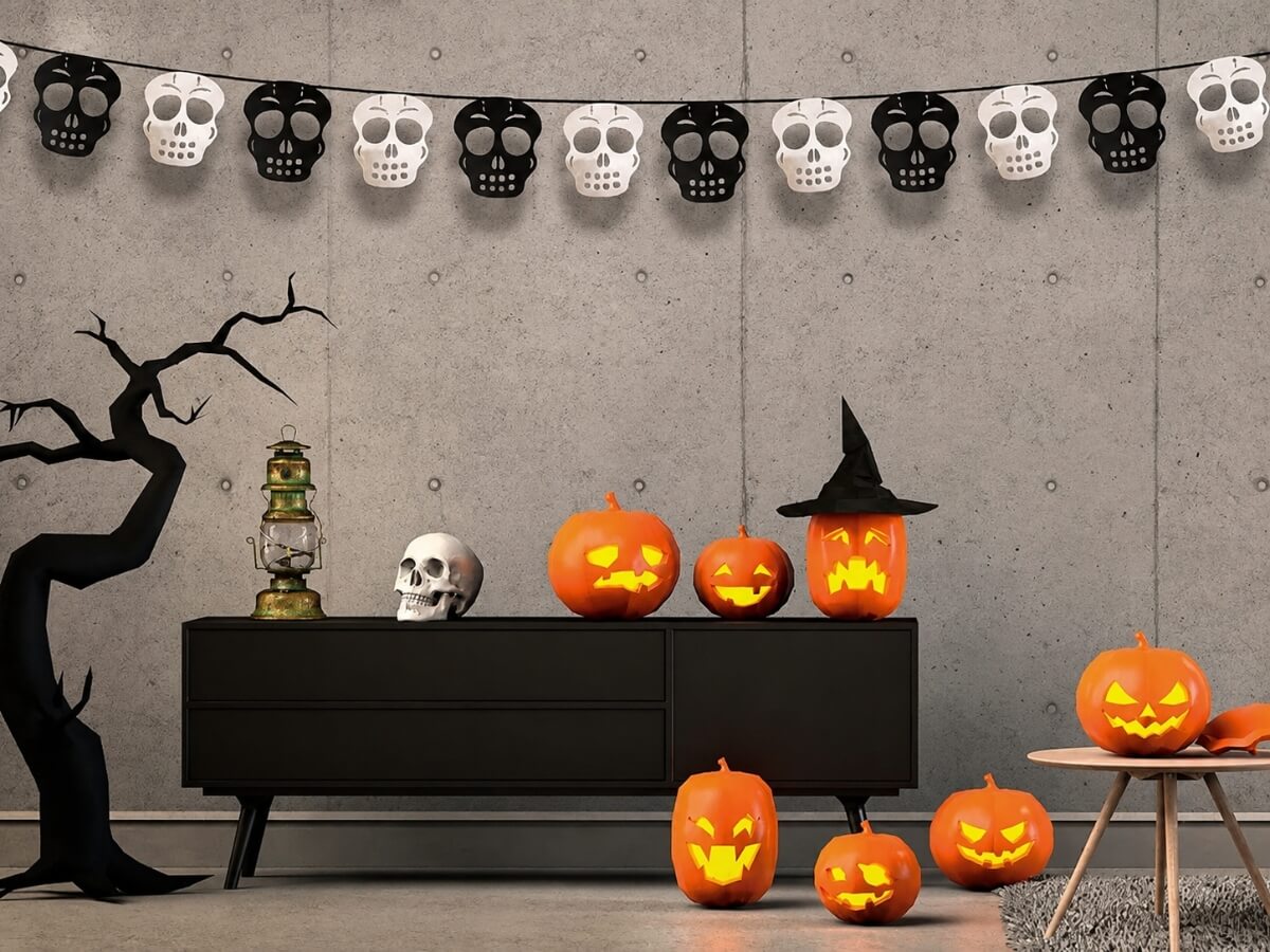 Halloweenská výzdoba s lebkami a dýněmi.